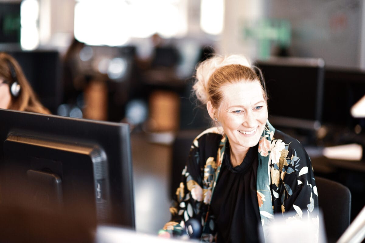 Voksenelev foran computer