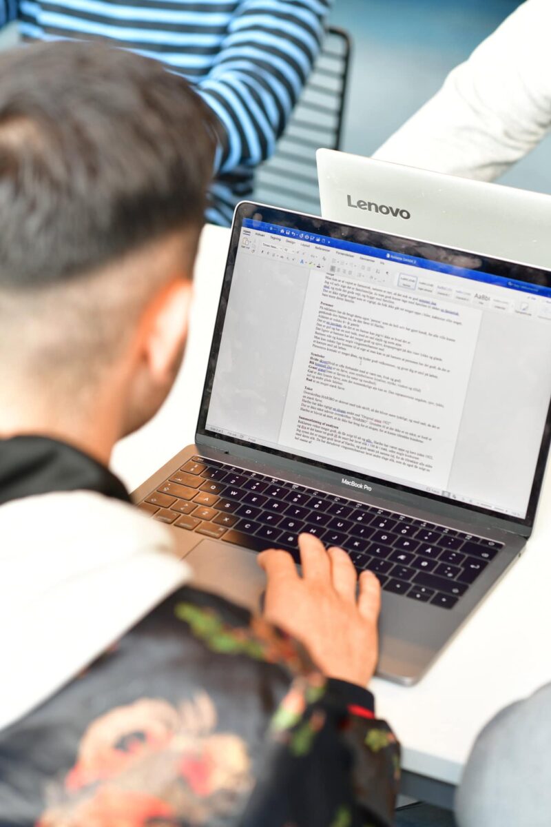 Dreng skriver på computer 2019