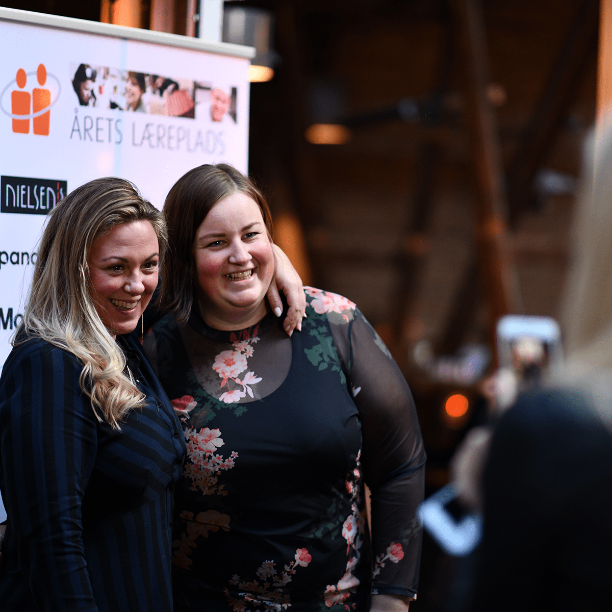 Smilende-elever-stiller-op-til-foto_Årets-Læreplads2018