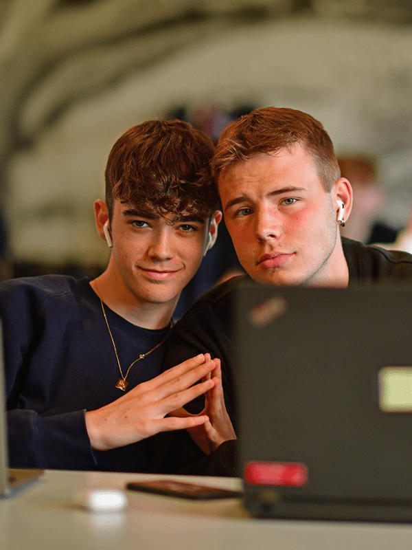 2-haarde-gutter-foran-computere_eud2022_600x800