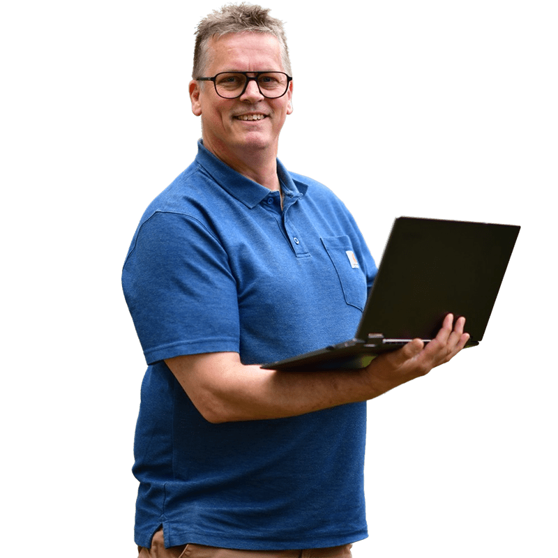 Anders med laptop_web22-removebg