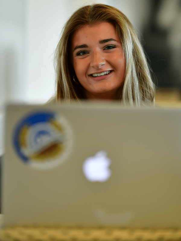 Smilende-pige-foran-computer_eud-eux_600x800