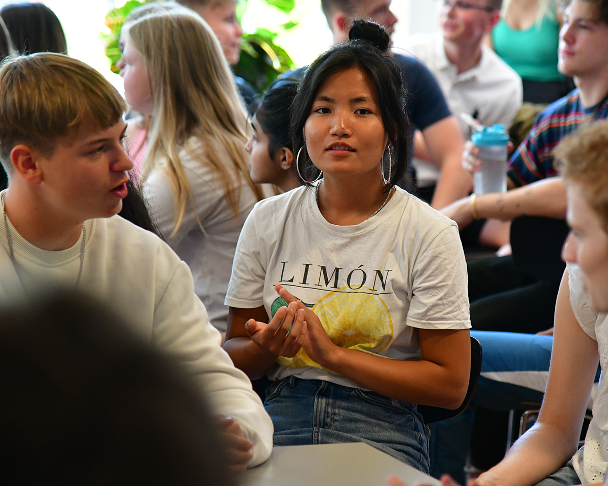 Studiemiljoe_elever-samlet-i-cafeen_eud-eux